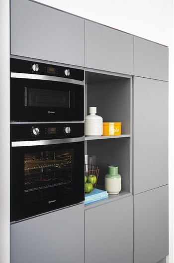 Indesit Microonde Da incasso MWI 4343 BL Nero Elettronico 31 Microonde + grill 1000 Lifestyle perspective