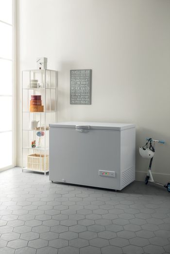 Indesit Congelatore A libera installazione OS 1A 400 H 1 Bianco Lifestyle perspective
