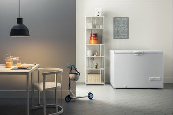 Indesit Congelatore A libera installazione OS 1A 250 2 Bianco Lifestyle frontal open