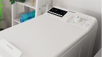 Indesit Lavabiancheria A libera installazione BTW B7220P IT/N Bianco Carica dall'alto E Lifestyle perspective