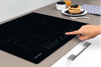 Indesit Piano cottura IB 65B60 NE Nero Induction vitroceramic Lifestyle people