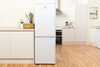 Indesit Combinazione Frigorifero/Congelatore A libera installazione NCAA 55 Bianco 2 porte Lifestyle frontal