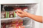 Indesit Combinazione Frigorifero/Congelatore A libera installazione NCAA 55 Bianco 2 porte Lifestyle people