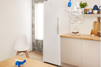 Indesit Congelatore A libera installazione UI6 F1T W1 Bianchi Lifestyle perspective