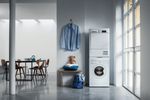 Indesit Lavabiancheria A libera installazione EWC 61051 W IT N Bianco Carica frontale F Lifestyle people