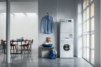 Indesit Lavabiancheria A libera installazione EWC 61051 W IT N Bianco Carica frontale F Lifestyle people