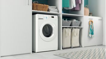 Indesit Lavabiancheria A libera installazione BWSA 61251 W IT N Bianco Carica frontale F Lifestyle perspective