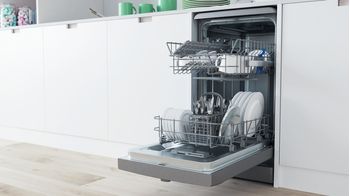 Indesit-Lavastoviglie-A-libera-installazione-DSFE-1B10-S-A-libera-installazione-F-Lifestyle-perspective-open