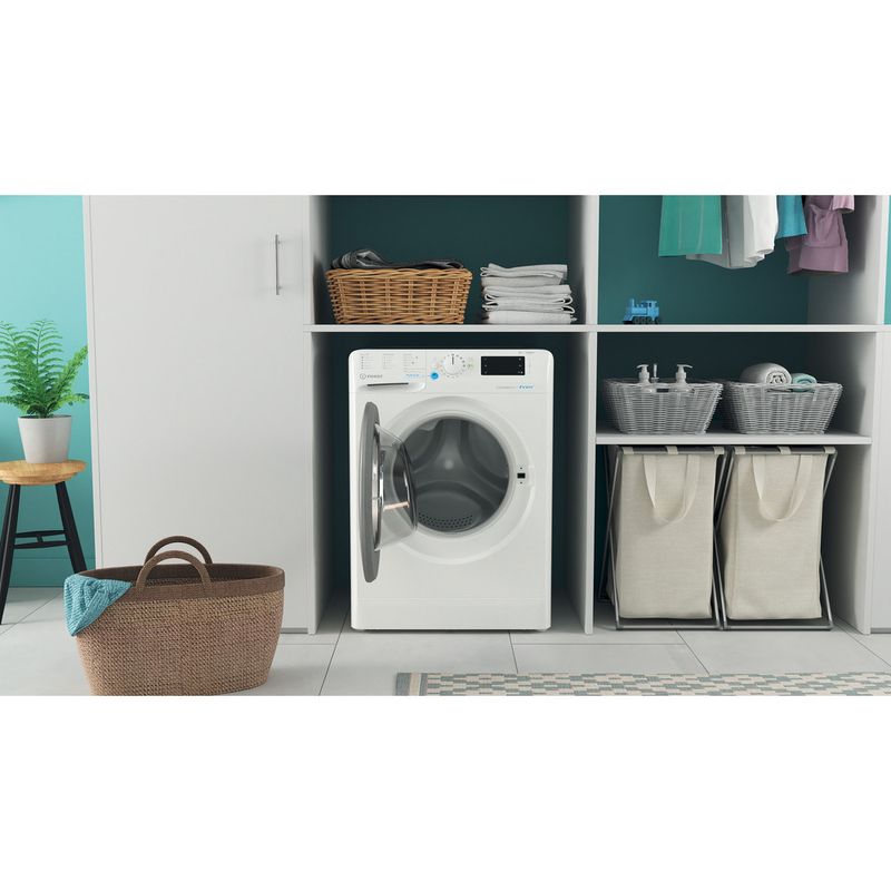 Indesit-Lavabiancheria-A-libera-installazione-BWE-101483X-WS-IT-N-Bianco-Carica-frontale-D-Lifestyle-frontal-open