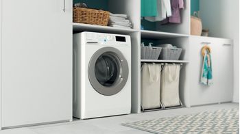 Indesit Lavabiancheria A libera installazione BWE 81486X WS IT Bianco Carica frontale A Lifestyle perspective
