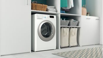 Indesit Lavabiancheria A libera installazione BWSE 7125X SV IT Bianco Carica frontale B Lifestyle perspective