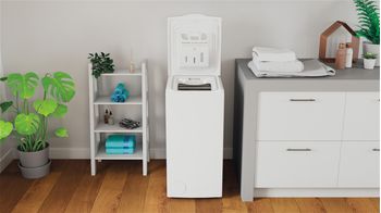 Indesit Lavabiancheria A libera installazione BTW L60400 IT Bianco Carica dall'alto C Lifestyle frontal open