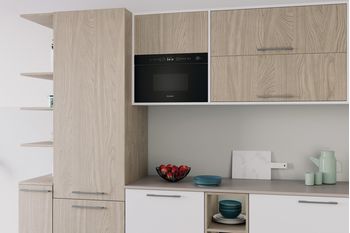 Indesit Microonde Da incasso IM K12 B Nero Elettronico 22 Microonde + grill 750 Lifestyle perspective