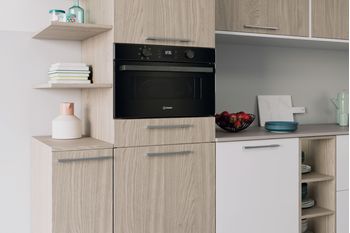 Indesit Microonde Da incasso ID K52R B Nero Elettronico 31 Microonde + grill 1000 Lifestyle perspective
