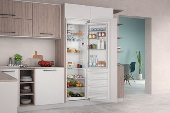 Indesit-Frigorifero-Da-incasso-INSD18A011B1-Acciaio-Lifestyle-perspective-open